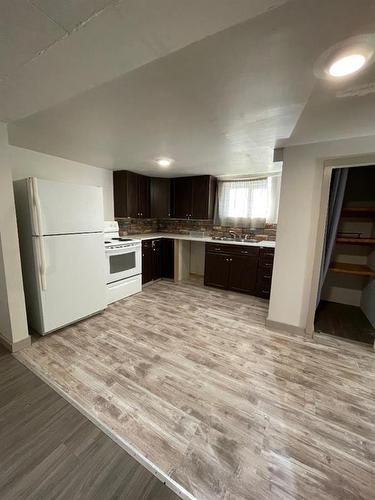 117 1 Street East, Cardston, AB - Indoor Photo Showing Kitchen