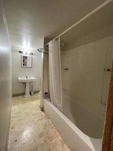 117 1 Street East, Cardston, AB - Indoor Photo Showing Bathroom