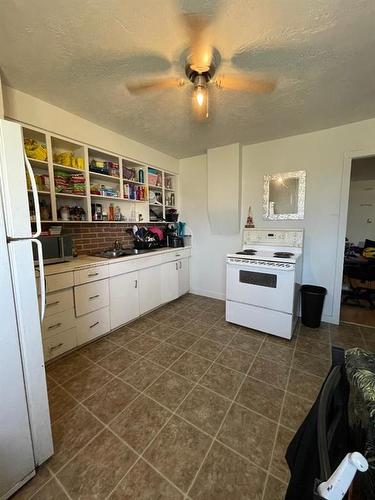 117 1 Street East, Cardston, AB - Indoor Photo Showing Kitchen