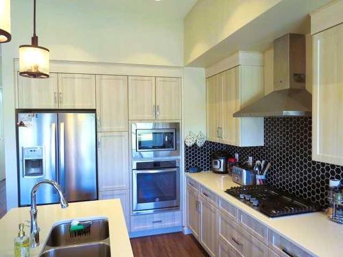 354 Uplands Boulevard North, Lethbridge, AB - Indoor Photo Showing Kitchen With Stainless Steel Kitchen With Double Sink With Upgraded Kitchen