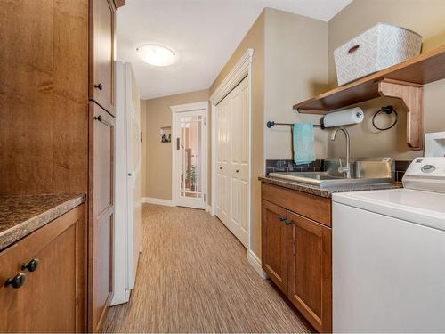 10 Couleesprings Place South, Lethbridge, AB - Indoor Photo Showing Laundry Room