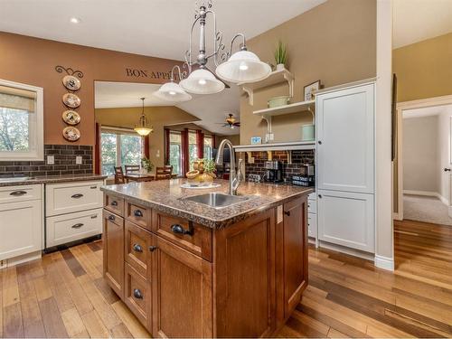 10 Couleesprings Place South, Lethbridge, AB - Indoor Photo Showing Kitchen