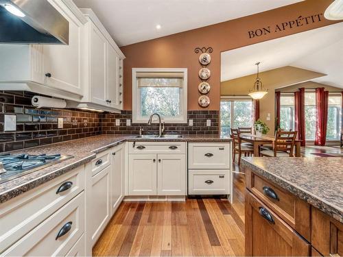 10 Couleesprings Place South, Lethbridge, AB - Indoor Photo Showing Kitchen With Double Sink