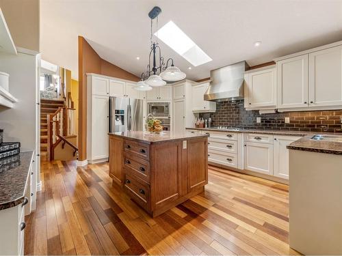 10 Couleesprings Place South, Lethbridge, AB - Indoor Photo Showing Kitchen