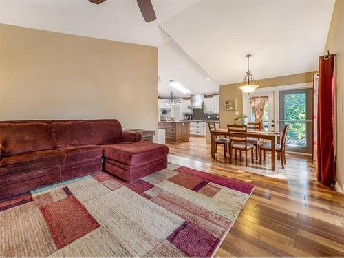 10 Couleesprings Place South, Lethbridge, AB - Indoor Photo Showing Living Room