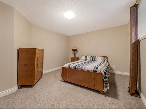 10 Couleesprings Place South, Lethbridge, AB - Indoor Photo Showing Bedroom