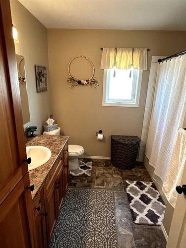 1022 Livingston Way, Pincher Creek, AB - Indoor Photo Showing Bathroom