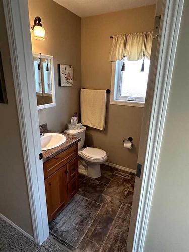 1022 Livingston Way, Pincher Creek, AB - Indoor Photo Showing Bathroom