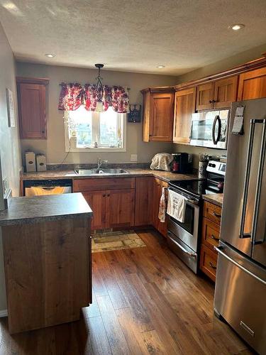 1022 Livingston Way, Pincher Creek, AB - Indoor Photo Showing Kitchen With Double Sink