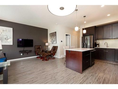 1-454 Highlands Boulevard West, Lethbridge, AB - Indoor Photo Showing Kitchen With Upgraded Kitchen