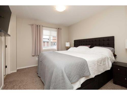 1-454 Highlands Boulevard West, Lethbridge, AB - Indoor Photo Showing Bedroom