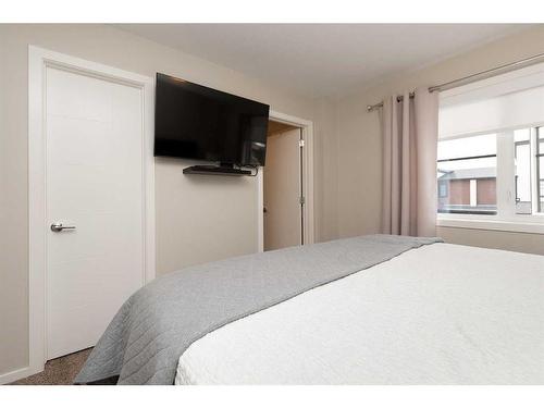 1-454 Highlands Boulevard West, Lethbridge, AB - Indoor Photo Showing Bedroom