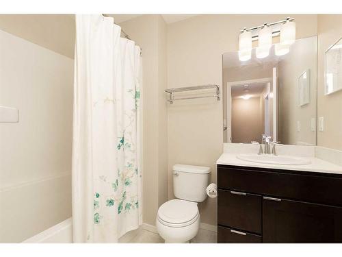 1-454 Highlands Boulevard West, Lethbridge, AB - Indoor Photo Showing Bathroom