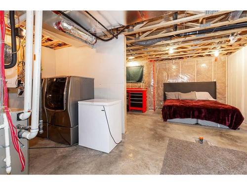 1-454 Highlands Boulevard West, Lethbridge, AB - Indoor Photo Showing Laundry Room