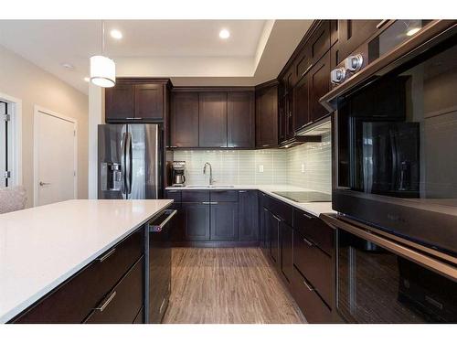 1-454 Highlands Boulevard West, Lethbridge, AB - Indoor Photo Showing Kitchen With Upgraded Kitchen