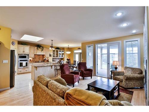 1203 Whispering Greens Place, Vulcan, AB - Indoor Photo Showing Living Room