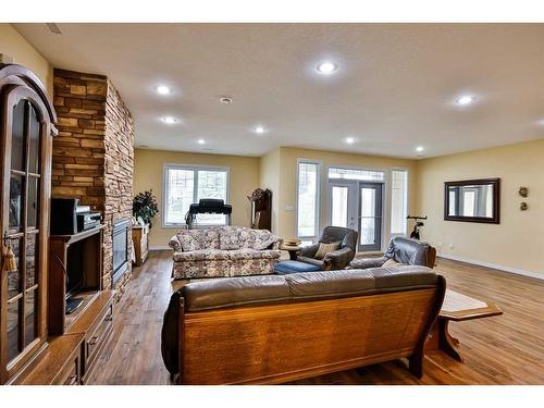 1203 Whispering Greens Place, Vulcan, AB - Indoor Photo Showing Living Room