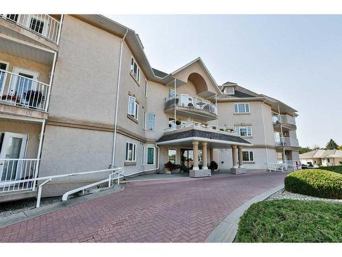 205-4800A 48 Avenue, Taber, AB - Outdoor With Balcony