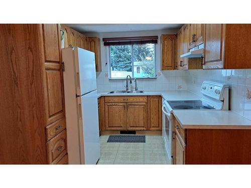 2613 14 Avenue North, Lethbridge, AB - Indoor Photo Showing Kitchen With Double Sink