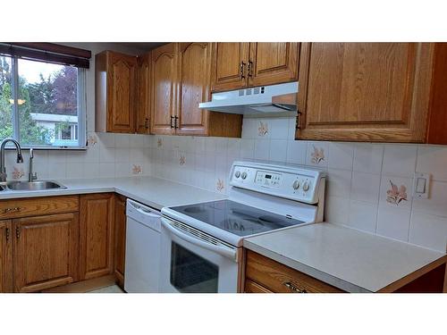 2613 14 Avenue North, Lethbridge, AB - Indoor Photo Showing Kitchen