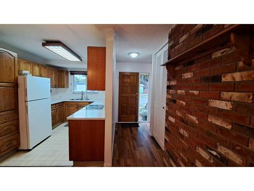 2613 14 Avenue North, Lethbridge, AB - Indoor Photo Showing Kitchen