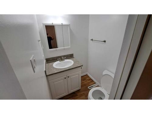 2613 14 Avenue North, Lethbridge, AB - Indoor Photo Showing Bathroom