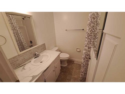 2613 14 Avenue North, Lethbridge, AB - Indoor Photo Showing Bathroom