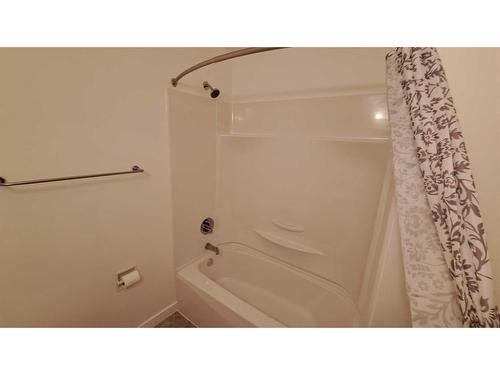 2613 14 Avenue North, Lethbridge, AB - Indoor Photo Showing Bathroom