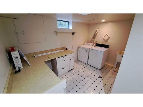 2613 14 Avenue North, Lethbridge, AB - Indoor Photo Showing Laundry Room