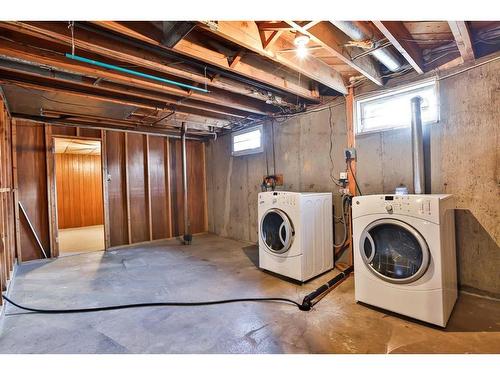 742 Stafford Drive North, Lethbridge, AB - Indoor Photo Showing Laundry Room