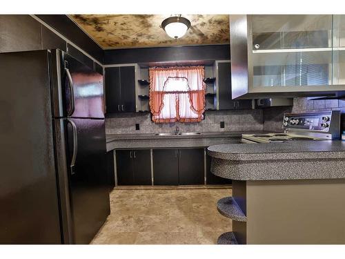 742 Stafford Drive North, Lethbridge, AB - Indoor Photo Showing Kitchen