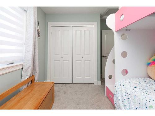 53 Canyoncrest Point West, Lethbridge, AB - Indoor Photo Showing Bedroom