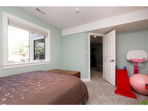 53 Canyoncrest Point West, Lethbridge, AB - Indoor Photo Showing Bedroom