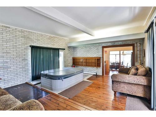 12214 18 Avenue, Blairmore, AB - Indoor Photo Showing Living Room