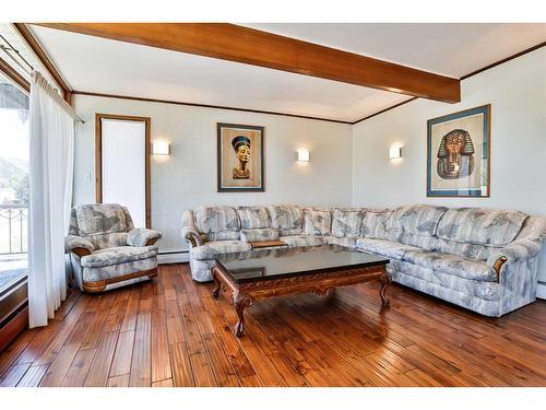 12214 18 Avenue, Blairmore, AB - Indoor Photo Showing Living Room