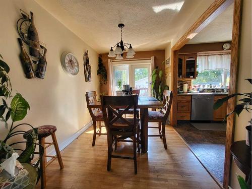 413 27 Street South, Lethbridge, AB - Indoor Photo Showing Dining Room