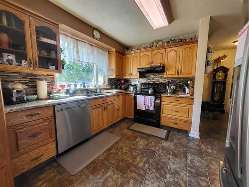 413 27 Street South, Lethbridge, AB - Indoor Photo Showing Kitchen With Double Sink