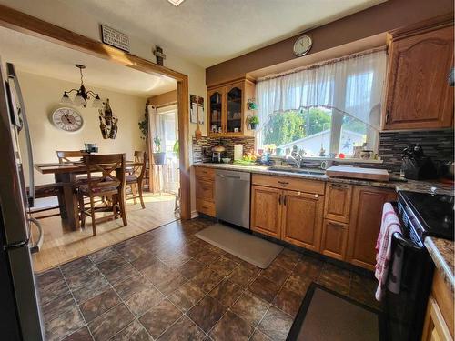 413 27 Street South, Lethbridge, AB - Indoor Photo Showing Kitchen