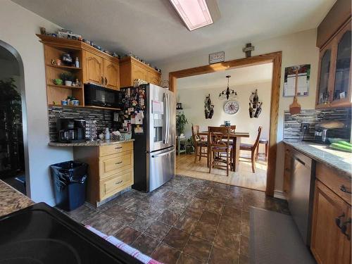 413 27 Street South, Lethbridge, AB - Indoor Photo Showing Kitchen