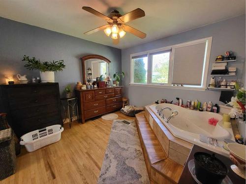 413 27 Street South, Lethbridge, AB - Indoor Photo Showing Bedroom