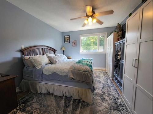 413 27 Street South, Lethbridge, AB - Indoor Photo Showing Bedroom