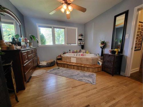 413 27 Street South, Lethbridge, AB - Indoor Photo Showing Bedroom