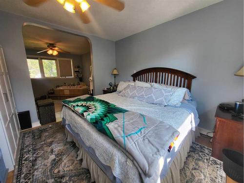 413 27 Street South, Lethbridge, AB - Indoor Photo Showing Bedroom