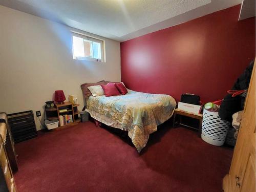 413 27 Street South, Lethbridge, AB - Indoor Photo Showing Bedroom