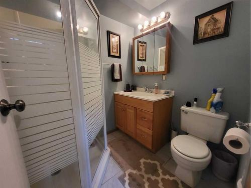 413 27 Street South, Lethbridge, AB - Indoor Photo Showing Bathroom