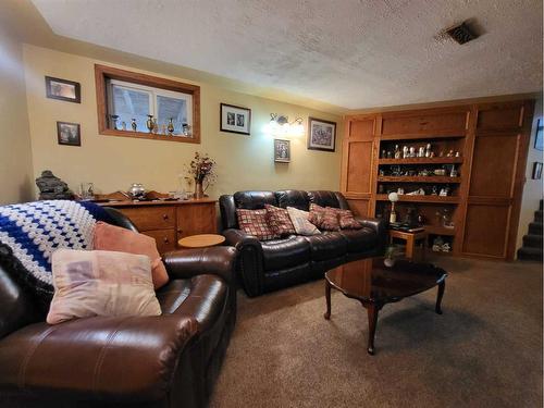 413 27 Street South, Lethbridge, AB - Indoor Photo Showing Living Room