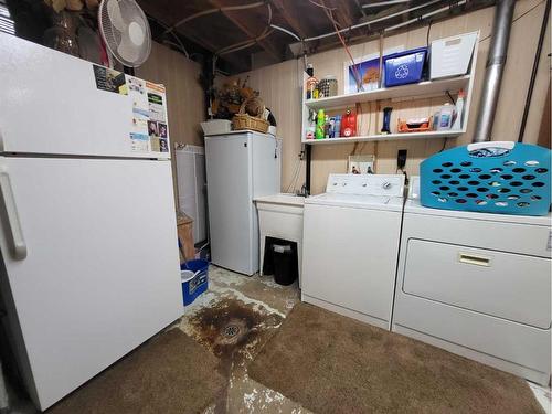 413 27 Street South, Lethbridge, AB - Indoor Photo Showing Laundry Room