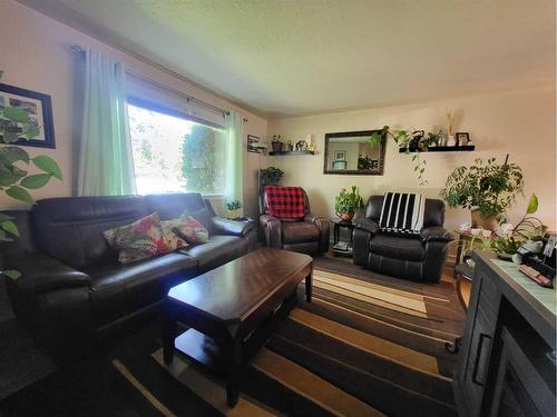 413 27 Street South, Lethbridge, AB - Indoor Photo Showing Living Room