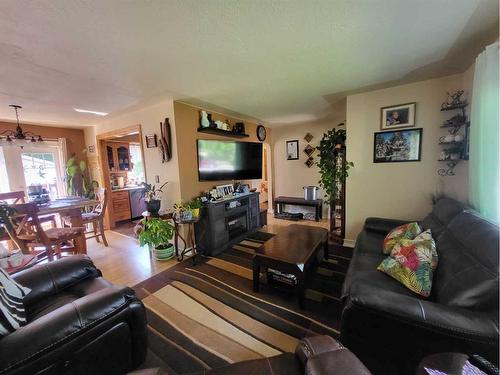 413 27 Street South, Lethbridge, AB - Indoor Photo Showing Living Room