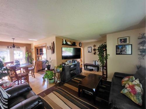 413 27 Street South, Lethbridge, AB - Indoor Photo Showing Living Room